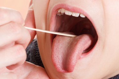 Doktor bir çocuk doktoru, tıbbi muayene ofisinde çocukla