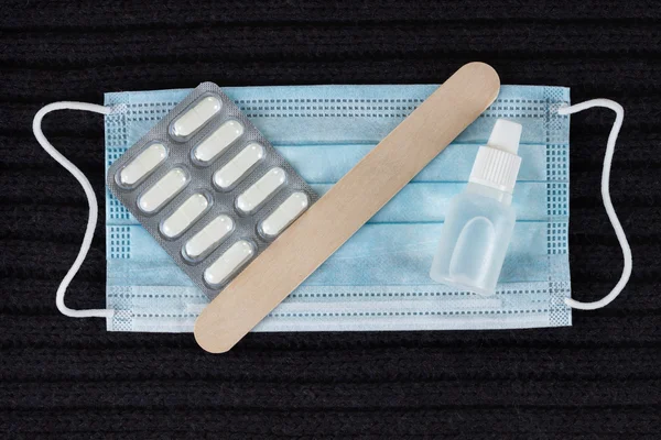 Gyógyszer fogalma - tabletta, spatula, tabletta és maszk — Stock Fotó