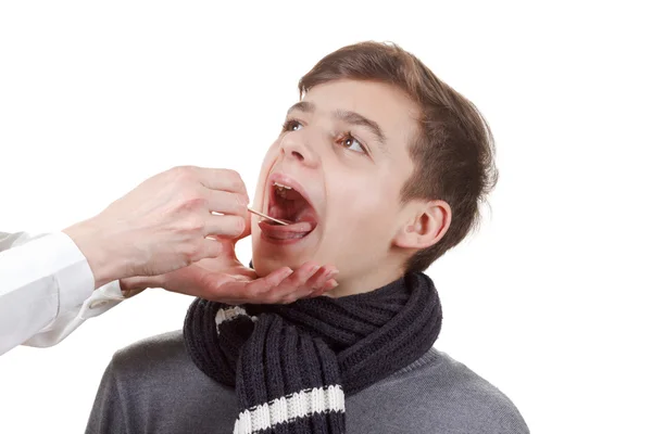 Boy lékařské vyšetření hltanu a mandlí — Stock fotografie