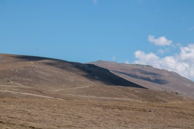 Manzaralı dağların arasında gezinen yol