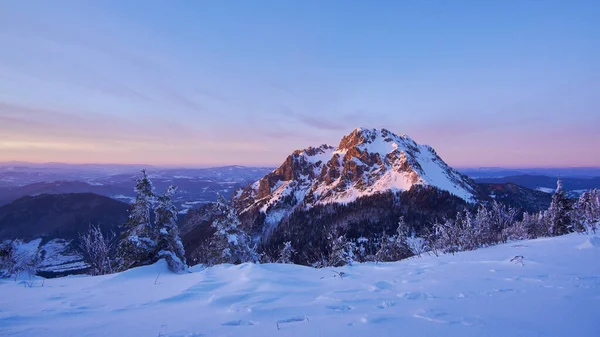 Velky Rozsutec, mala fatra, Slovakya dağı, renkli gökyüzü ile karlı dağdaki son ışınlar, altın saat