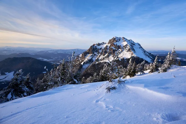 Velky Rozsutec, mala fatra, Slovakya dağı, renkli gökyüzü ile karlı dağdaki son ışınlar, altın saat