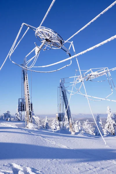 Snöig Stående Fryst Linbana Bakgrunden Bergiga Snöiga Landskap — Stockfoto
