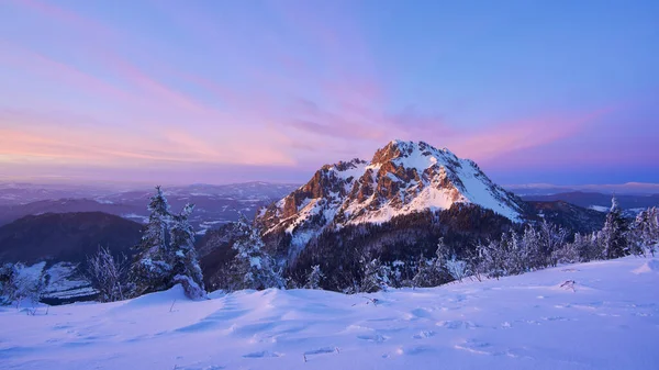 Velky Rozsutec, mala fatra, Slovakya dağı, renkli gökyüzü ile karlı dağdaki son ışınlar, altın saat