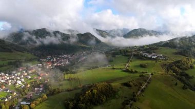 Sakin bir dağ köyü, bulutlu huzurlu bir vadi sisli tepeler ve yeşillikler arasında sakin bir yerleşim, görkemli dağlara ve yemyeşil ormanlara yerleşmiş sessiz kırsal bölge.