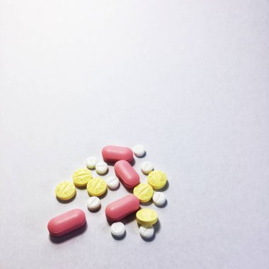 Beyaz arka planda ilaç hapları, haplar ve kapsüller
