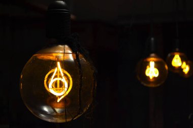 Koyu arkaplanda ampuller.