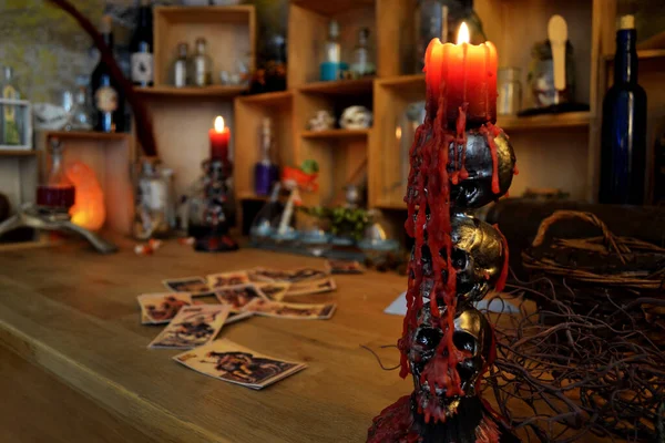 Mesa Com Adereços Mágicos Fundo Halloween Com Candelabro Crânio Com — Fotografia de Stock