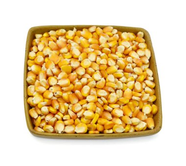 Beyaz arkaplanda izole edilmiş sarı mısır taneleri