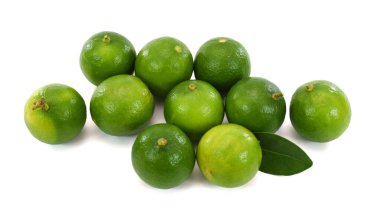 Beyaz arka planda izole edilmiş taze kireç meyvesi