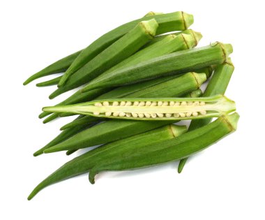 beyaz zemin üzerinde taze bamya meyveleri (abelmoschus esculentus) izole