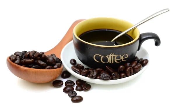 Чашка кофе и бобы на белом фоне — стоковое фото