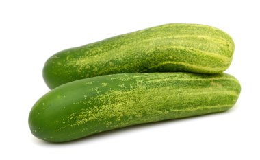 salatalık beyaz arkaplanda izole edildi