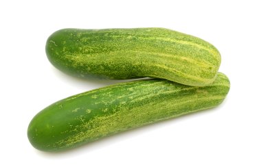 salatalık beyaz arkaplanda izole edildi