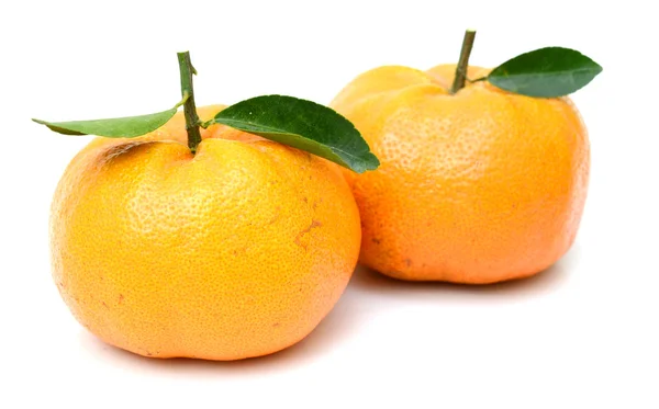 Strappare mandarini con foglie isolate su sfondo bianco — Foto Stock