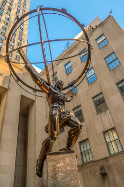 Amerika Birleşik Devletleri, New York, Rockefeller Center, Atlas Heykeli Lee Lawrie. Atlas Heykeli, Lee Lawrie tarafından 1936 'da yapılmış ve 1937' den beri dikilmiş bronz bir heykeldir. Heykel, Yunan mitolojisindeki bir dev olan Atlas 'ı tasvir ediyor.