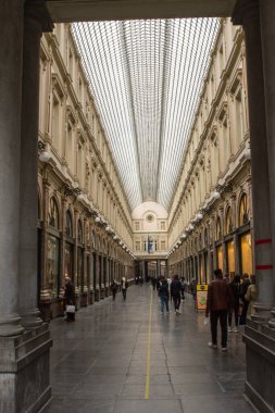 The Galeries Royales Saint-Hubert de Bruxelles, üç ticari geçitten oluşan bir komplekstir. Bunlar: Queens Galerisi, Kings Galerisi, Prensler Galerisi.