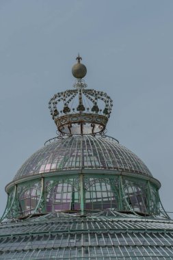 Brüksel, Belçika, 28 Mayıs 2021: Çadırlar, kubbeler ve galerilerle 1873 yılında Alphonse Balat tarafından tasarlanan klasik seralar.