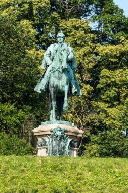 Coburg, Almanya, 19 Temmuz 2021: Arkaden 'de ata binen bir adamın heykeli