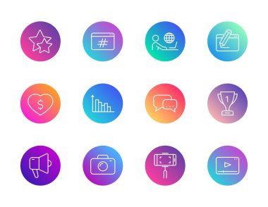 Sosyal medya, dijital içerik. Çevrimiçi UI, mesajlaşma ve yaratıcı platform tasarımı için hashtag, blog, selfie ve video içeren 12 yuvarlak gradyan simgelerinden oluşan vektör kümesi.