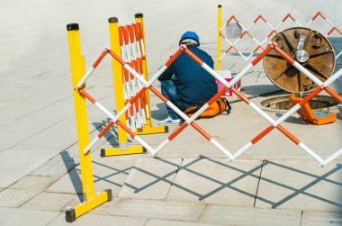 İşçilerin dinlenmesi ve beklemesi.