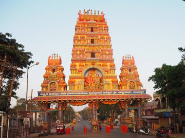 Giriş kapısında Hint Tapınağı olan Hampi Yolu.