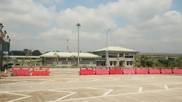 Sri Lanka 'daki Boş Yol ve Kızıl Çitlerle Hızlı — Stok fotoğraf