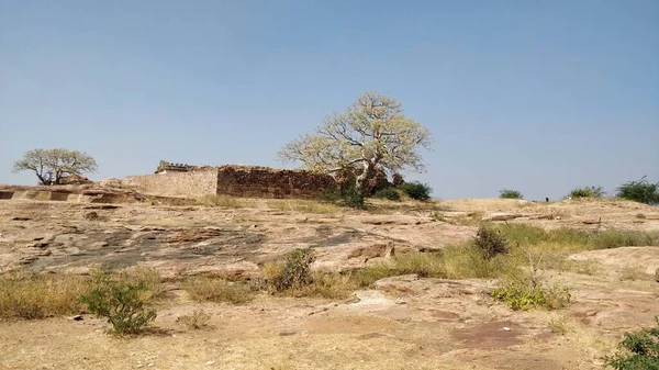 Badami Rocks com árvores verdes em Karnataka Índia — Fotografia de Stock