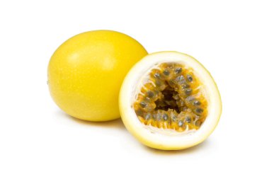 Beyaz arka planda tutku meyvesi ya da marakuya