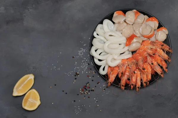 Placa Negra Mariscos Frescos Mixtos Aislados Sobre Fondo Gris Camarones — Foto de Stock