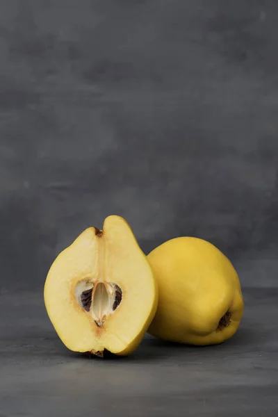 Natureza Morta Com Fruto Outono Duas Maçãs Marmelo Isoladas Cinza — Fotografia de Stock