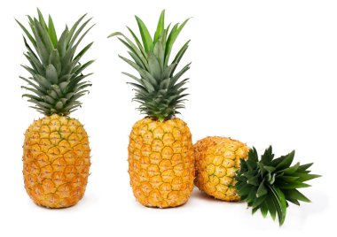 Olgun ananaslar beyazda izole edilmiş.