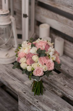 Gül, frezya ve okaliptüslerden oluşan pembe düğün buketi..