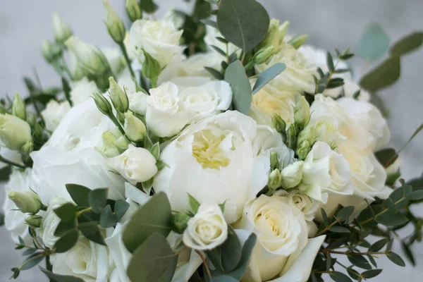 白色的婚礼花束由牡丹 菊花和桉树组成 它们在灰色的石头背景下被隔离开来 — 图库照片
