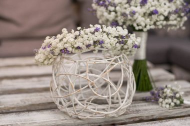 Ghypila ve lavantalı düğün çelengi gri arka planda..