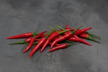 Koyu gri taşlı arka planda kırmızı biber..