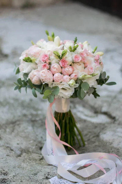 Svatební Kytici Kytice Nevěsty Krásná Kytice Bílé Květiny Zeleň Zdobené — Stock fotografie