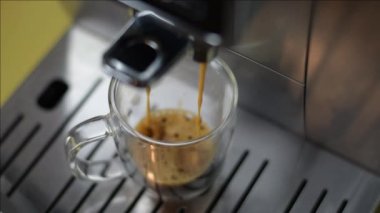 Espresso makinesi bardakta espresso yapıyor.