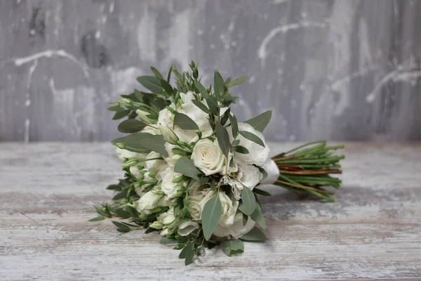 新娘花束 新娘的花束由白色 花朵和绿色组成的美丽花束 点缀着长长的丝带 衬托在灰色的纹理背景上 — 图库照片