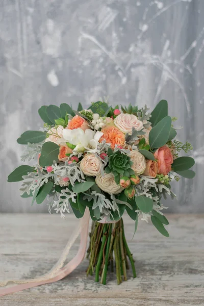 Bílá Oranžová Svatební Kytice Růží Frézie Eukalyptu Zdobená Dlouhou Hedvábnou — Stock fotografie