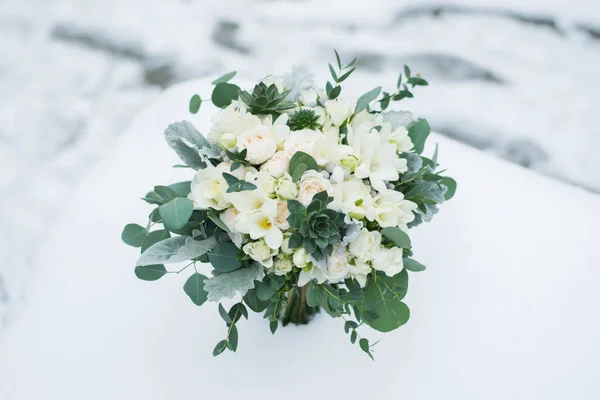 Hermoso Ramo Nupcial Flores Blancas Vegetación Decorado Con Cinta Seda —  Fotos de Stock