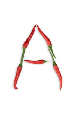 Beyaz harf A Chili alfabesi ile izole edilmiş kırmızı biberden yapılmış yazı tipi..