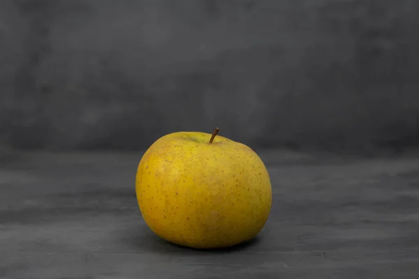 Einzelner Gelber Apfel Auf Grauem Betongrund Gesundes Leben Früchte — Stockfoto