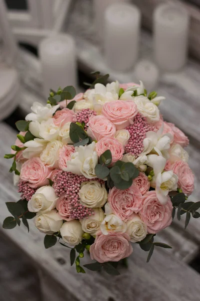 Bouquet Mariage Rose Composé Roses Freesias Eucalyptus Sur Table Bois — Photo