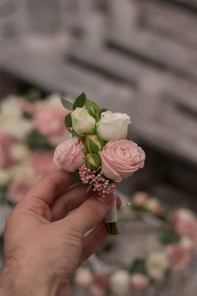 Boutonnière Mariage Roses Roses Eucalyphus Dans Main Fleuriste — Photo