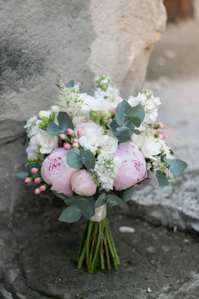 Růžová Svatební Kytice Skládající Růží Freezií Pivoňky Hypericum Astilba Eukalypthus — Stock fotografie