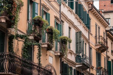 Verona 'da balkon. Mimari görünüm.