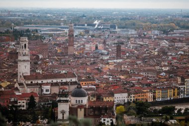 Günbatımında Castle Hill 'den Verona' nın eski kasabasında panoramik hava manzarası