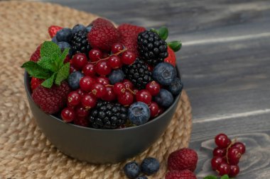 Tahta masadaki kasede olgun, farklı meyveler. Hasat Konsepti. Taze meyve..