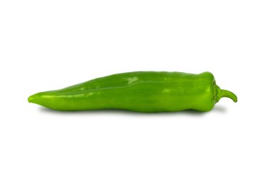 Beyaz arka planda taze yeşil biber izole edilmiş. Çiğ vegan sağlıklı konsept.